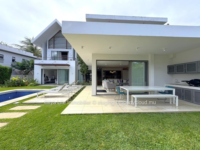 Villa SCS à vendre à Mon Choisy, 512m² habitables, 884m² terrain, 4 chambres, bureau, piscine privée. Prix : 1,850M €.