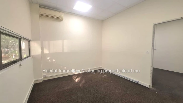 To rent : Newly available 26m² unfurnished office unit