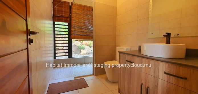 FOR SALE - Magnificent furnished and equipped single-storey house of 356 m2 on a plot of 444 toises located in Petite...