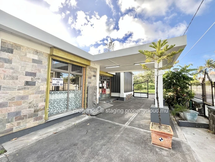 Bâtiment commercial de 287 m² 2 minutes de la plage à vendre à Riambel