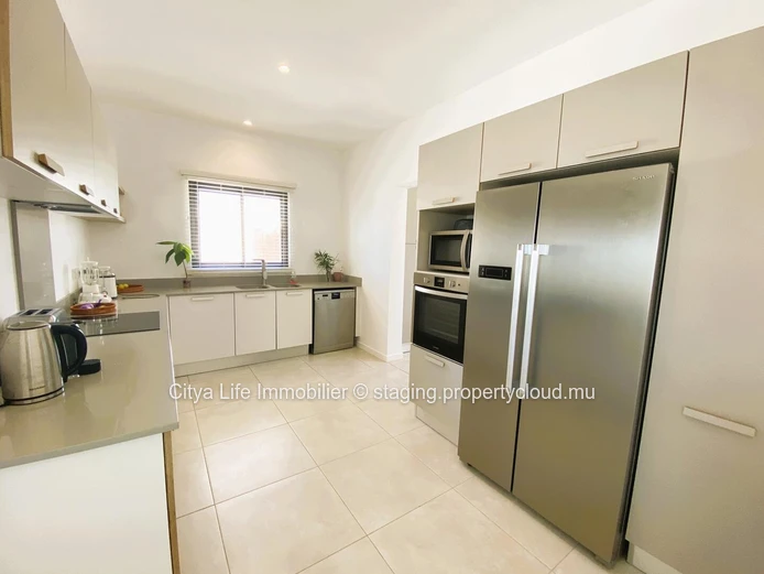 Luxurious Penthouse with Stunning Views in Poste Lafayette - 226m² Living Space, Communal Pool - Rs
