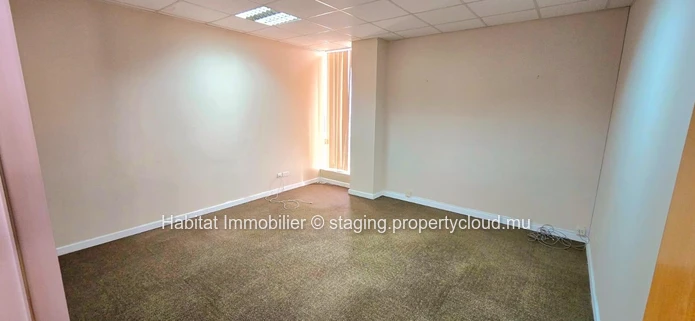 This exceptional unfurnished office of 940m2 located in the heart of the Cybercity of Ebene