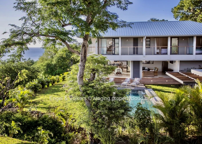 Luxurious Villa with Breathtaking Panoramic Sea Views