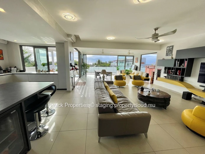 Luxury R+2 Penthouse with Panoramic Lagoon & Mountain Views – Rivière Noire