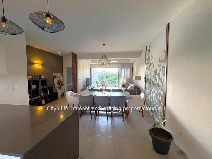 REZ+2 à vendre à Pereybere, 105m², 2 chambres, piscine commune, terrain en pleine propriété, parking, chauffe-eau sol...