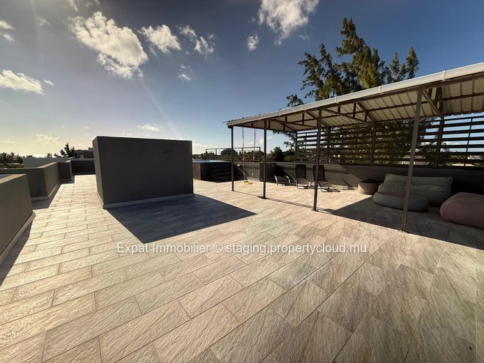 À LOUER – Penthouse moderne avec rooftop et piscine privée à Péreybère