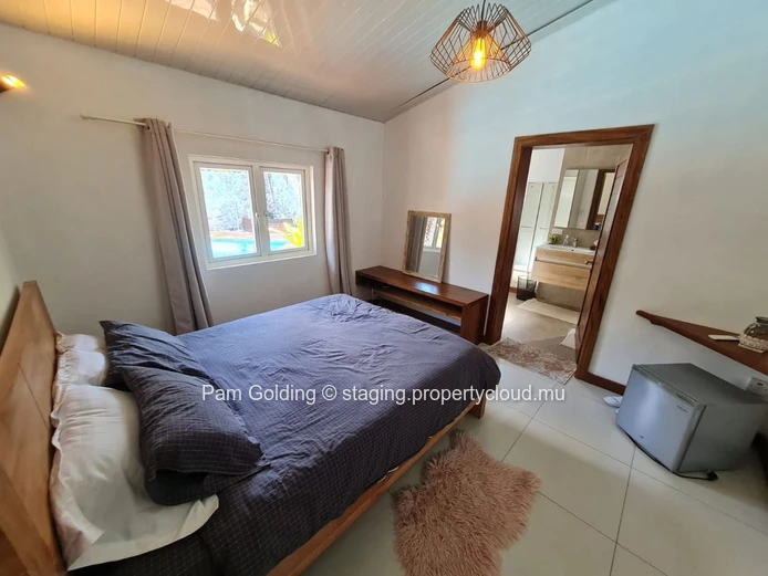 Bright 4-Bedroom Family Home with Garden & Pool