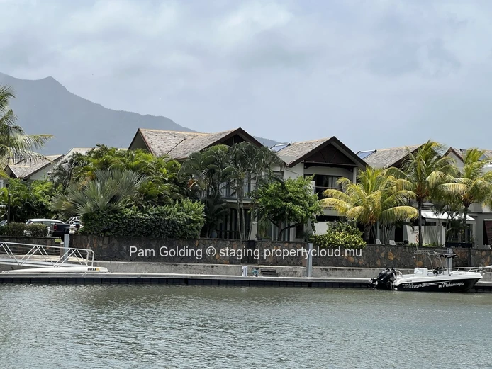 Duplex en Bord de Mer de 3 Chambres avec Anneau Privatif | La Balise Marina, Rivière Noire (Mandat exclusif)