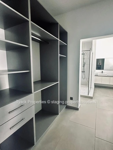 Modern Penthouse with Rooftop Terrace and Pool – Pereybere