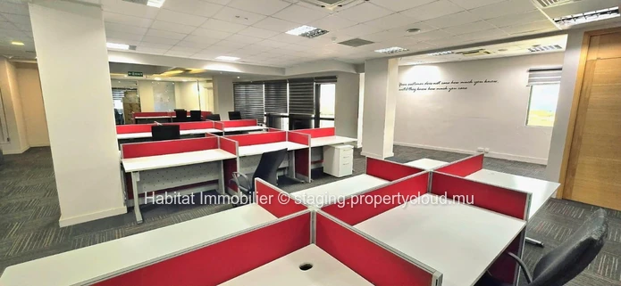 To rent : This air-conditioned furnished office of 984 m² is located in the heart of the prestigious business centre ...