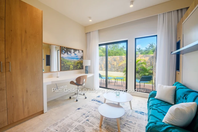 Soyez les premiers à emménager dans cette maison récemment achevée.  Conçue par des experts, la villa est vendue enti...