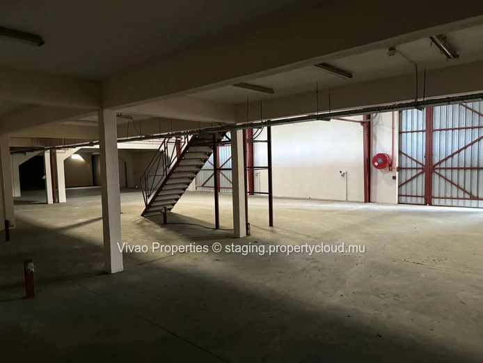 Industrial warehouse for sale in Pailles, area of 1580m² on a plot of 2533m² with the option of additional developmen...