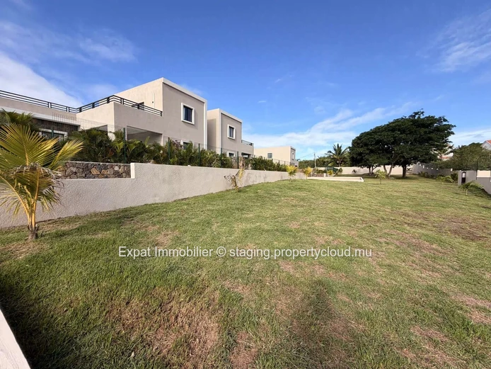 Villa neuve 3 chambres avec piscine privative à louer – Calodyne