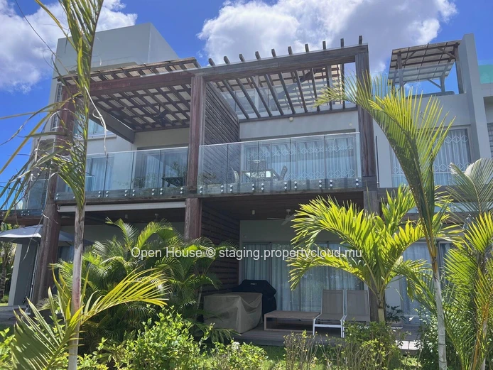 Oceanfront penthouse, 2 bedrooms with en suite bathrooms, direct access to the sea, jacuzzi, terrace, panoramic sea v...