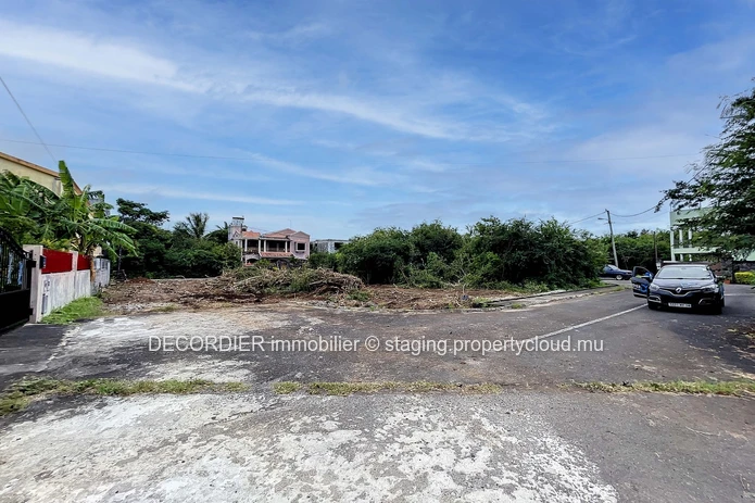 Residential land at 10 min walk from the public beach
