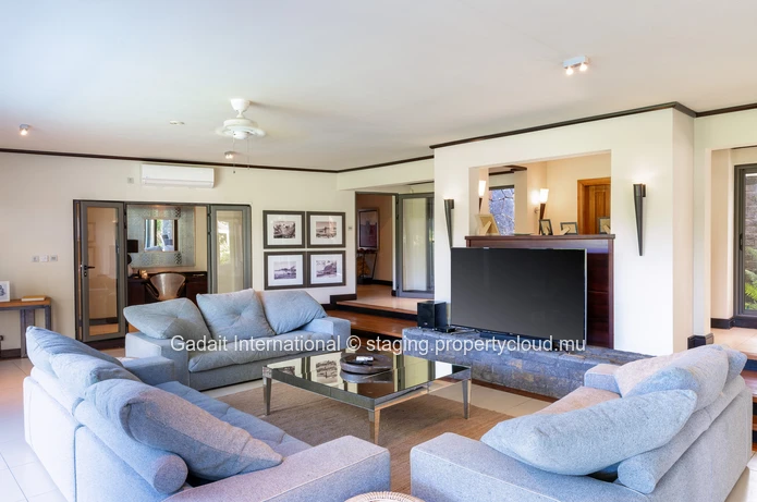 Magnifique propriété de 1972m² avec piscine, jardin et vue panoramique à Anahita
