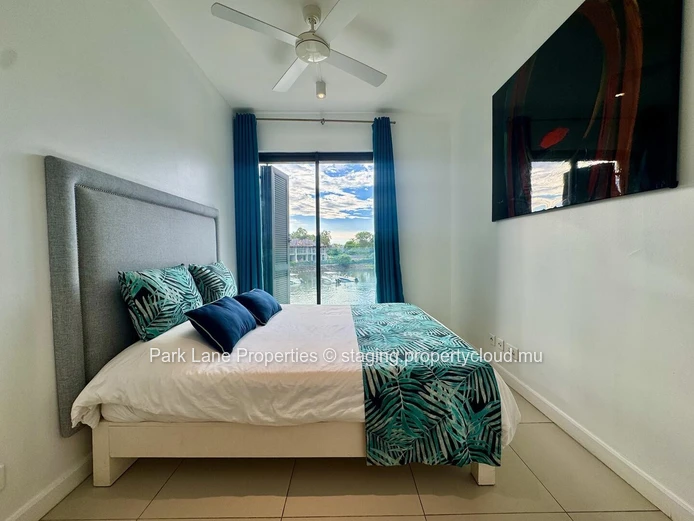 Cute waterfront apartment with view on Marina, between river and mountain.