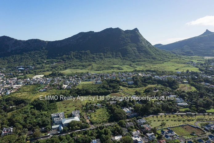 Terrain à vendre à Moka, 11.248 m², vue rivière, proche écoles et arrêt de bus. Prix Rs. (Mandat exclusif)