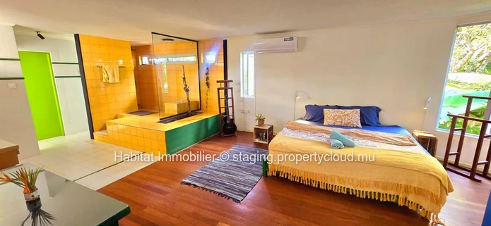 Discover this spacious furnished and equipped house of 350 m², on a plot of 233 toises (20 perches), just a few minut...