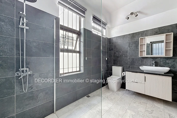 Découvrez cette maison idéalement située et sécurisée