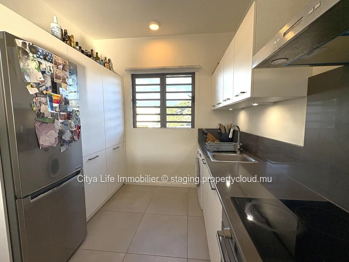 REZ+2 à vendre à Pereybere, 105m², 2 chambres, piscine commune, terrain en pleine propriété, parking, chauffe-eau sol...
