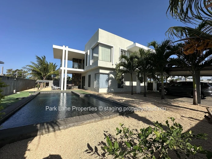Grande maison familiale à vendre proche du Golf et de la plage de Mont Choisy.