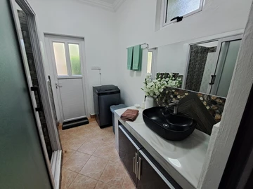 6 Bedroom Apartment