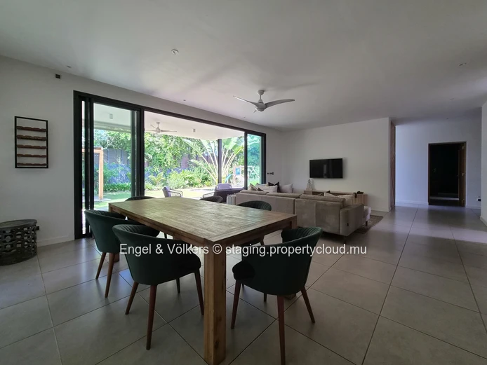 Stylish West Coast Villa Close to Beaches & Amenities
