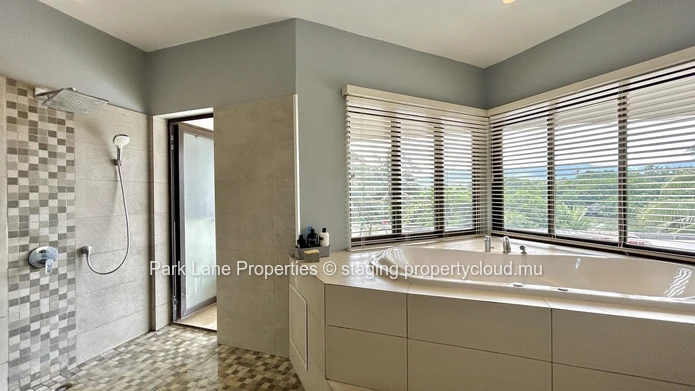 Unique 4-Bedroom Villa steps from Tamarin Beach