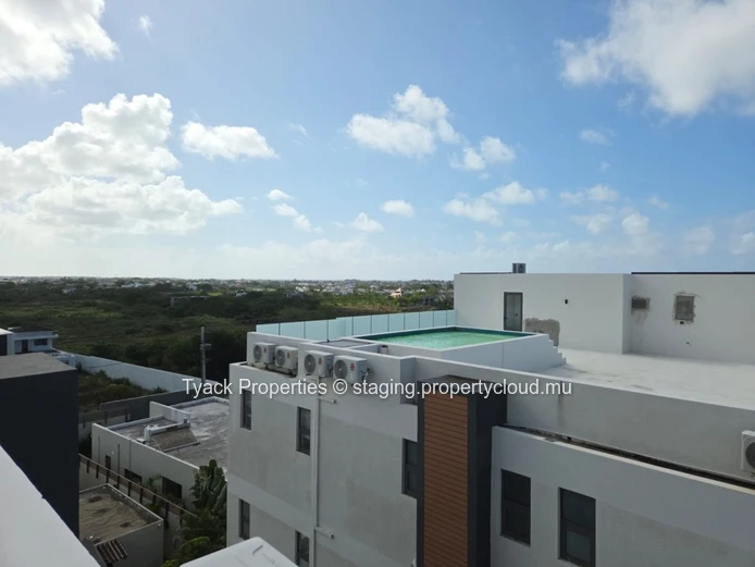 Modern Penthouse with Rooftop Terrace and Pool – Pereybere