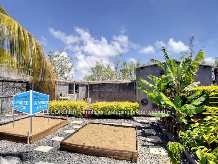 Jolie maison avec piscine et jardin
