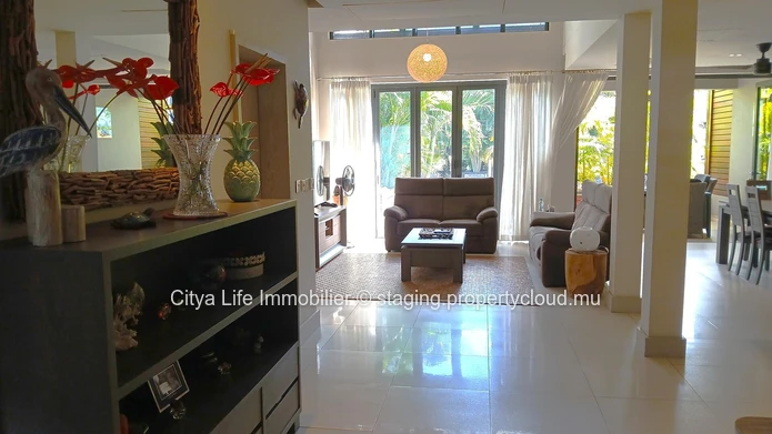 Découvrez la vie luxueuse au bord de l'eau avec cet exquis duplex de 3 chambres à vendre.