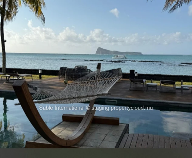 Appartement en bord de mer avec une vue imprenable sur la mer - 3 chambres, piscine commune, entièrement meublé.