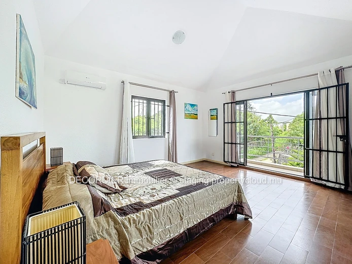 Unique opportunity: house with apartments, studio and sea view!