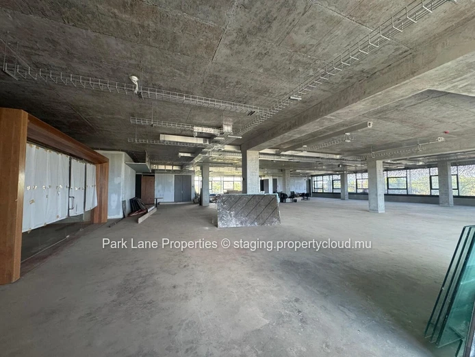 Superbes bureaux à vendre à Grand Baie - Parking sécurisé, Meublé, Climatisation - Ne manquez pas cette opportunité !