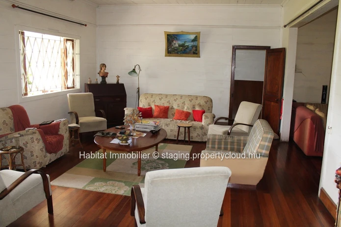 FOR SALE - Spacious wooden colonial house of 325 m2 in Vacoas. 