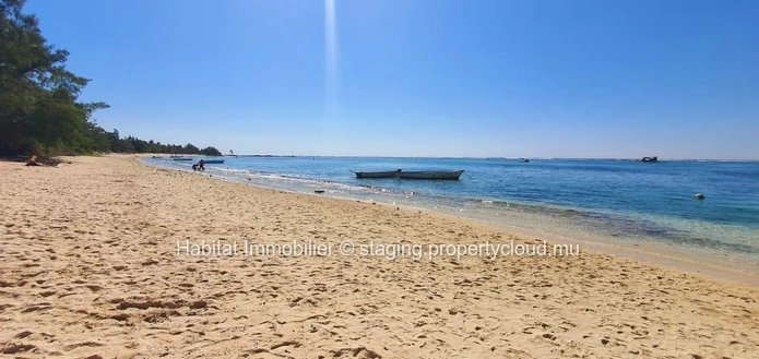 TO RENT - Beautiful beachfront apartment of 133 m2 furnished and equipped on the ground floor located in Belle Mare