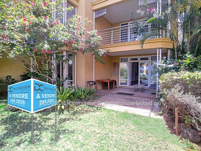Ground floor apartment located in a waterfront residence