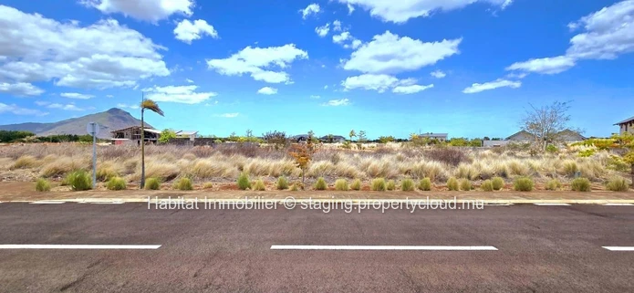 Big plot of 570 toises (2,166 m2 / 51 perches), located in the gated community “West Cape”, in Tamarin
