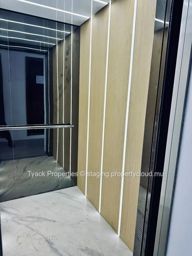 Modern Penthouse with Rooftop Terrace and Pool – Pereybere
