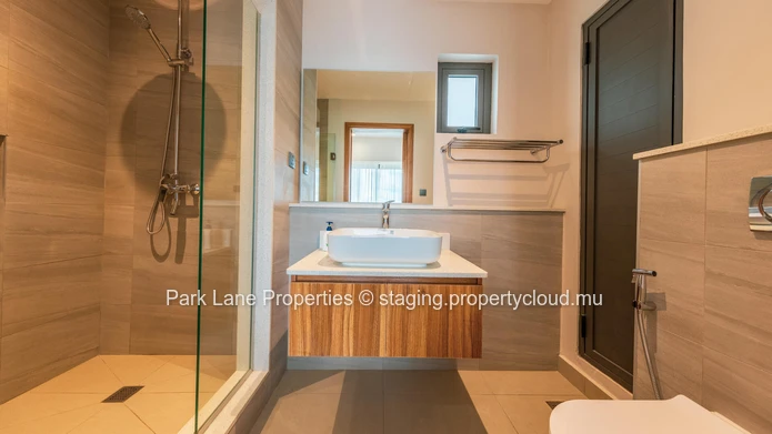 Penthouse neuf de luxe avec vues imprenables sur les montagnes et la mer à Trianon