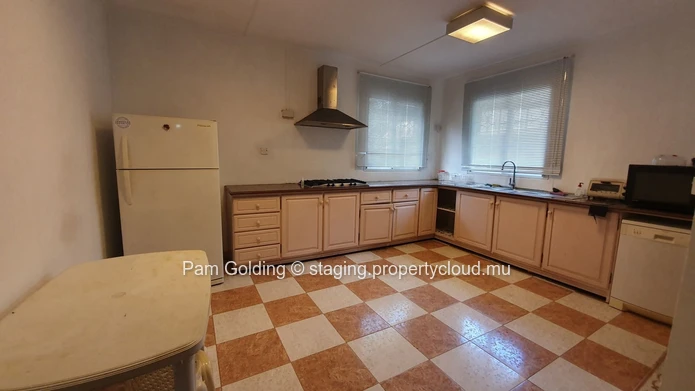 Spacious 5-Bedroom Home on Dual-Sided Leasehold Land with Spectacular Sea Views