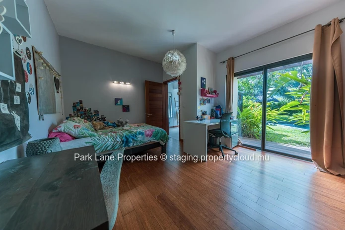 Mountain Retreat Oasis: Tropical Luxury Villa with Resort Amenities