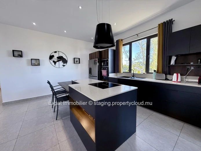 À LOUER – Penthouse moderne avec rooftop et piscine privée à Péreybère