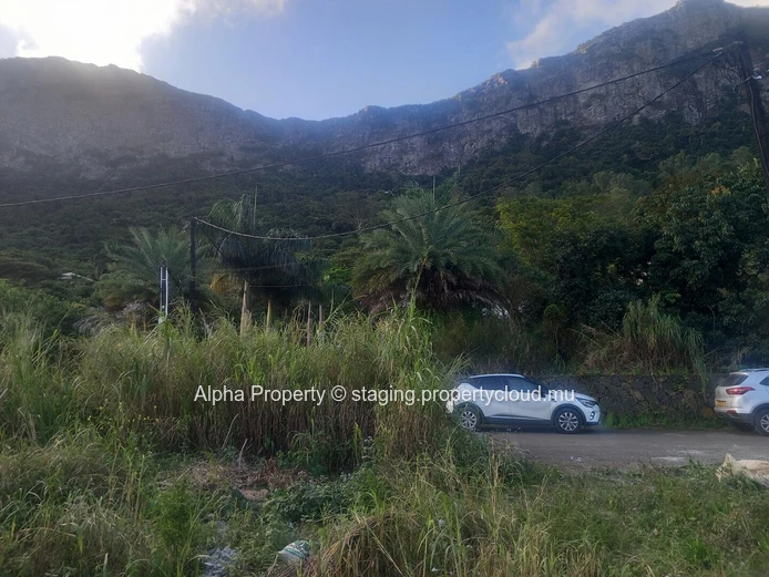 Terrain résidentiel de 2470 m2 à vendre à Montagne Ory, Moka à Rs 23 Millions