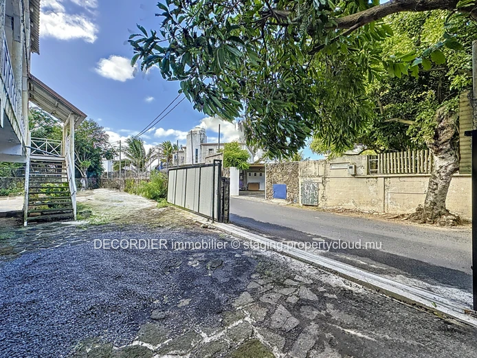 Colonial house to renovate with sea view on the top floor (Sole Mandate)
