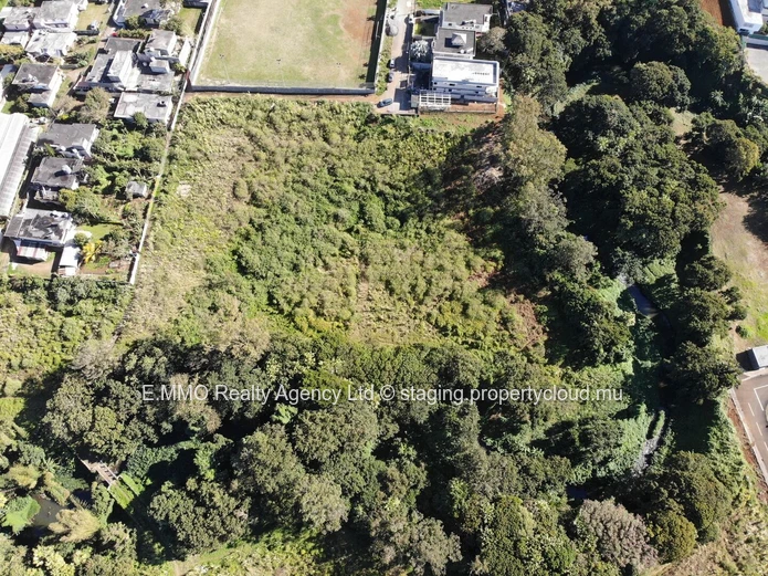Terrain à vendre à Moka, 11.248 m², vue rivière, proche écoles et arrêt de bus. Prix Rs. (Mandat exclusif)