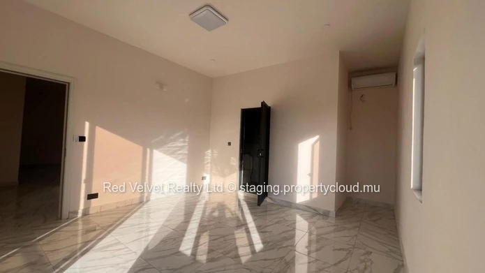 Villa à vendre à Grand Baie, 223m² habitables sur 359m², 4 chambres, nombreux services proches, Rs.