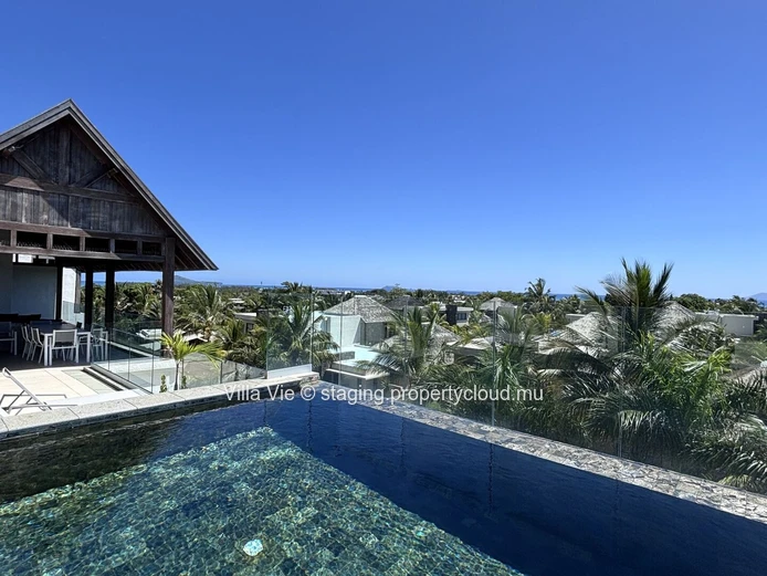 Grand Gaube - Spacious 3-bedroom penthouse with en-suite bathrooms, office, swimming pool, and sea views
