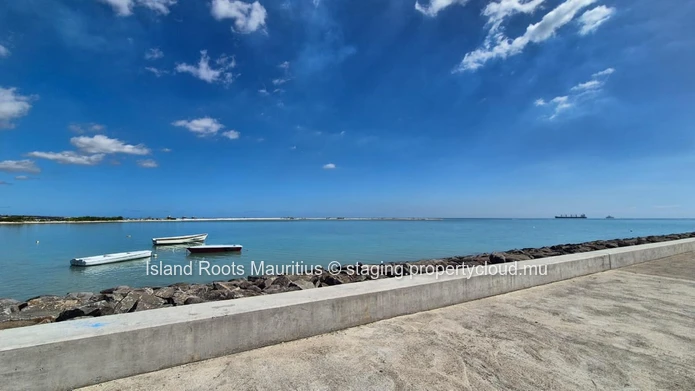 Terrain résidentiel en front de mer à vendre à Baie du Tombeau